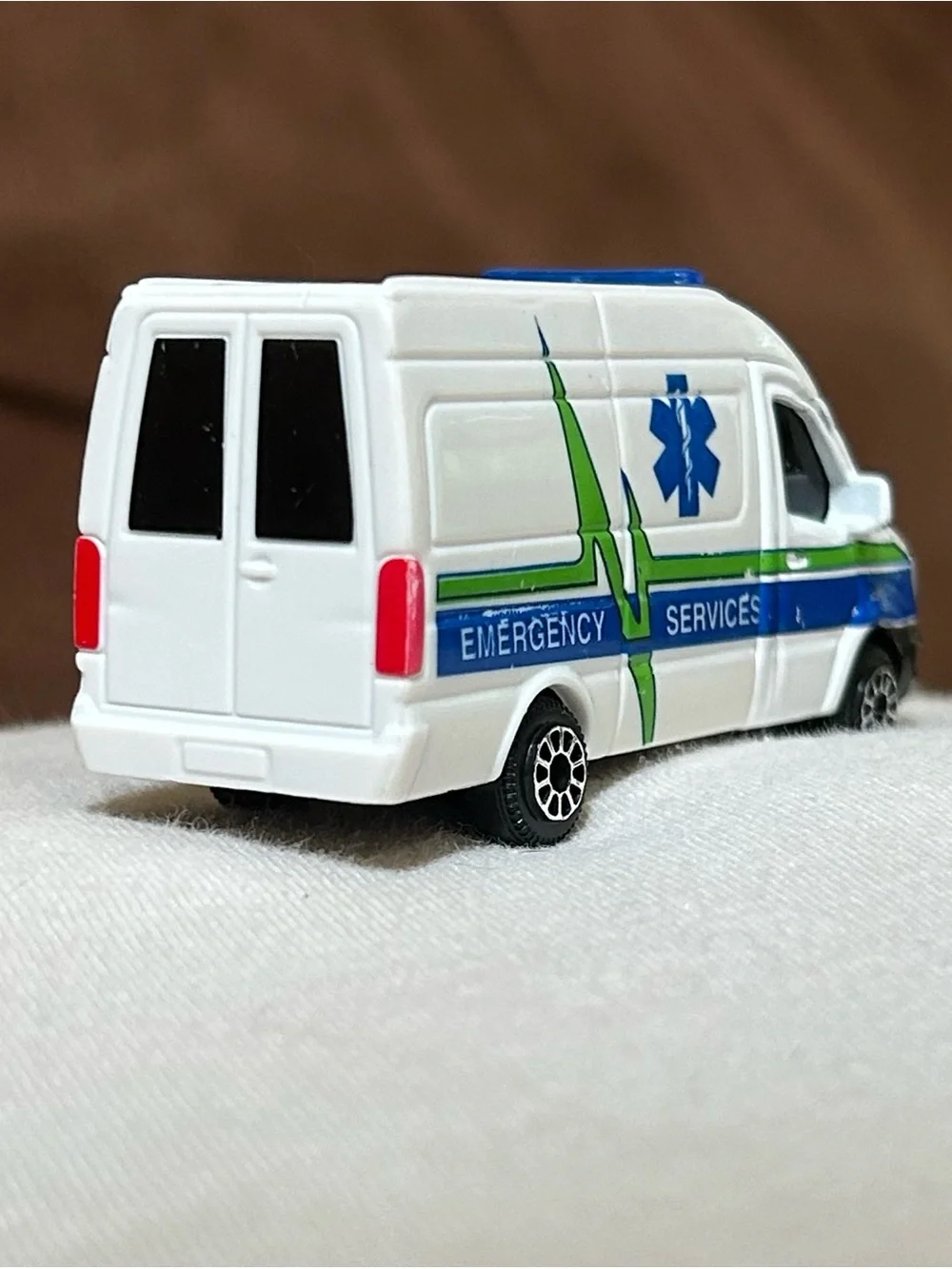 Maisto Diecast Emergency Services Ambulance White Van